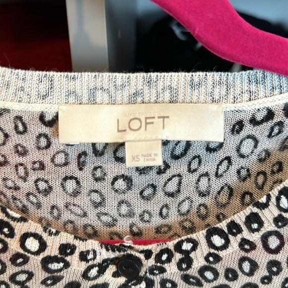 Loft tan/white/black dotted long sleeve button front cardigan size XS - Picture 2 of 3